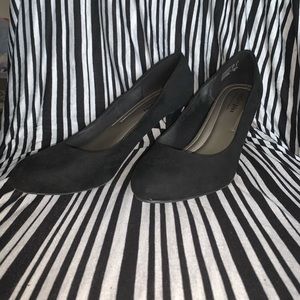 Black pumps